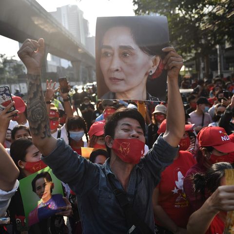 Migranten aus Myanmar protestieren in Bangkok für Aung San Suu Kyi und gegen den Militärputsch