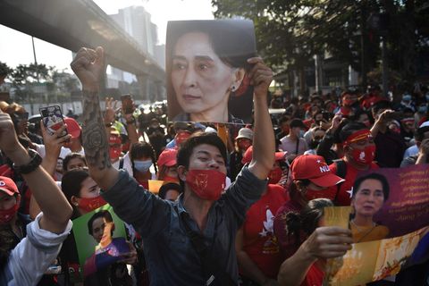 Migranten aus Myanmar protestieren in Bangkok für Aung San Suu Kyi und gegen den Militärputsch