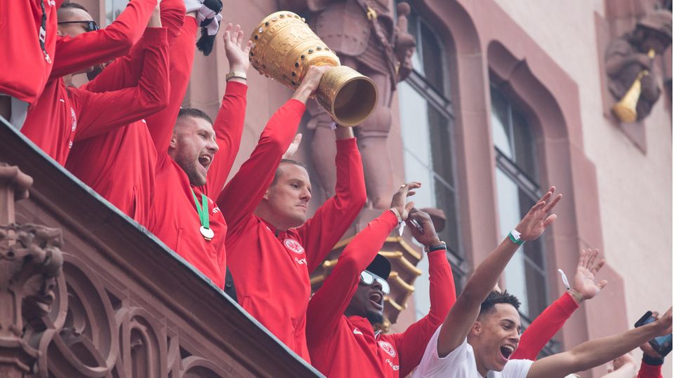 Spieler von Eintracht Frankfurt mit dem DFB-Pokal auf dem Balkon des Römer nach dem Pokalsieg 2018