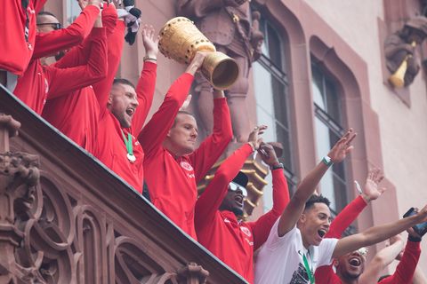 Spieler von Eintracht Frankfurt mit dem DFB-Pokal auf dem Balkon des Römer nach dem Pokalsieg 2018