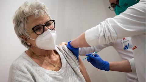 Eine Frau wird im Impfzentrum in den Hamburger Messehallen mit ihrer zweiten Corona-Impfung geimpft