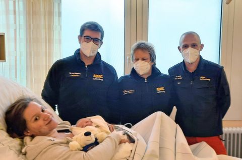 Mutter Sonja Lammers liegt, Baby Martin Timotheus und die "fliegenden Geburtshelfer" vom ADAC