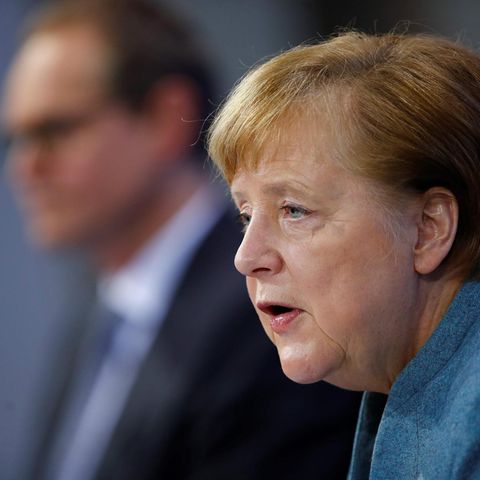 Bundeskanzlerin Angela Merkel (CDU, r.) und Michael Müller (SPD, l.), Regierender Bürgermeister von Berlin