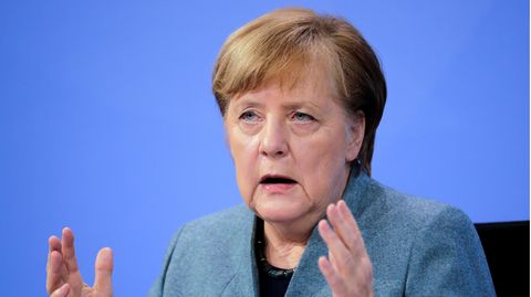 Bundeskanzlerin Angela Merkel (CDU) spricht auf einer Pressekonferenz