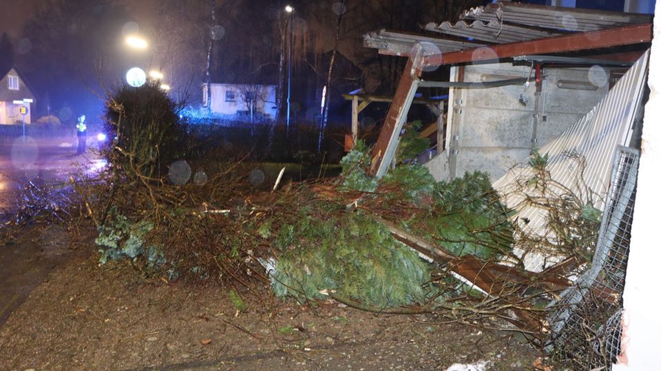 Nachrichten Deutschland Garage Eine Garage wurde während der Trunkenheits-Fahrt beschädigt