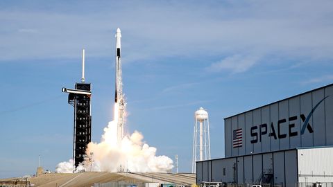 Eine SpaceX Falcon 9-Rakete hebt auf Startrampe 39A im Kennedy Space Center ab