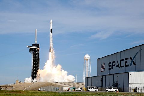 Eine SpaceX Falcon 9-Rakete hebt auf Startrampe 39A im Kennedy Space Center ab