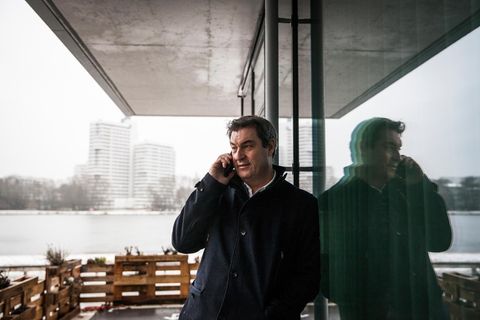 Markus Söder telefoniert