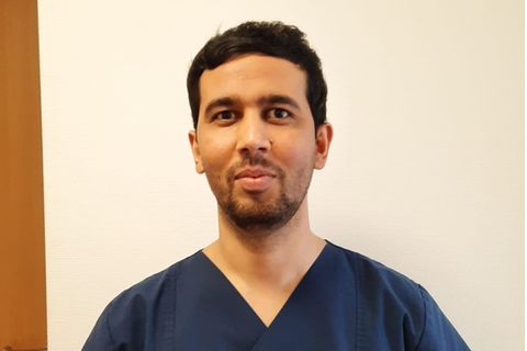 Abdulaziz Kholmatov (28) macht eine Ausbildung zur Pflegefachkraft