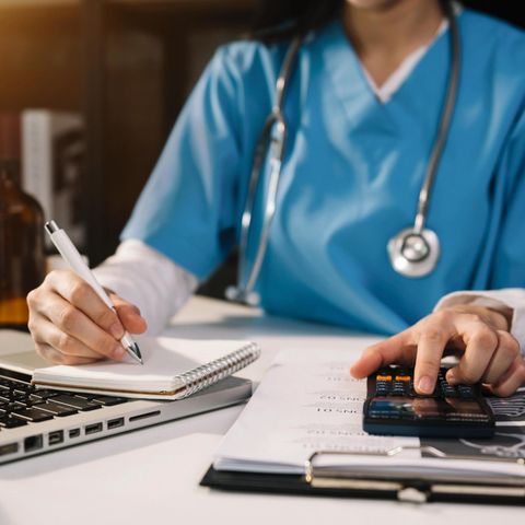 Der Pflegesektor ist unterfinanziert – gleichzeitig arbeitet die Mehrzahl der ­Anbieter gewinn­orientiert. Also muss gespart werden