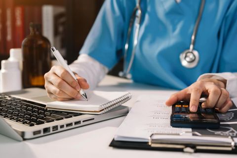 Der Pflegesektor ist unterfinanziert – gleichzeitig arbeitet die Mehrzahl der ­Anbieter gewinn­orientiert. Also muss gespart werden