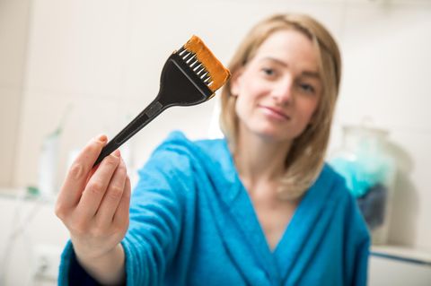 Zuhause die Haare aufhellen