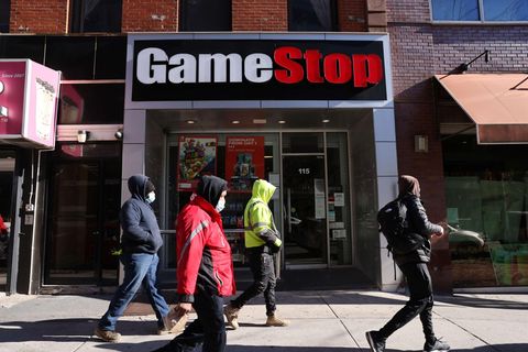 Passanten gehen an einer Gamestop-Filiale vorbei