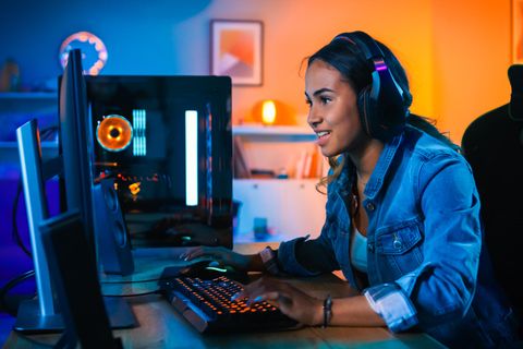 Eine Frau spielt am PC und schaut auf den IPS Monitor