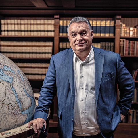 Viktor Orbán mit Globus