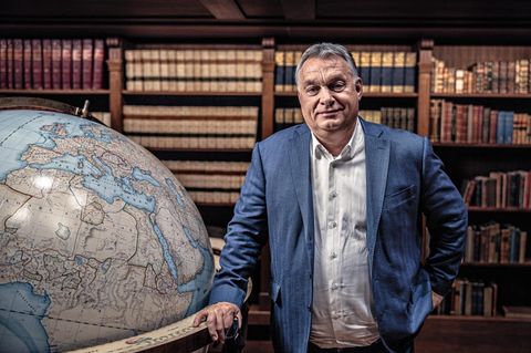 Viktor Orbán mit Globus