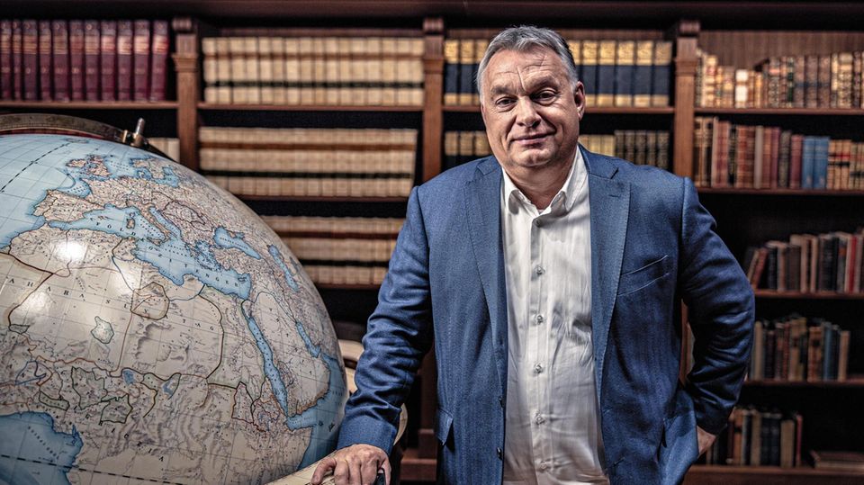 Viktor Orbán mit Globus