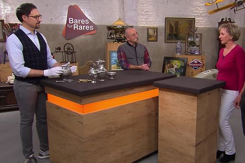 "Bares für Rares"-Moderator Horst Lichter hat bereits eine Vorahnung: Experte Schulte-Goltz (l.) hat keine guten Nachrichten für das Ehepaar Tomassini.