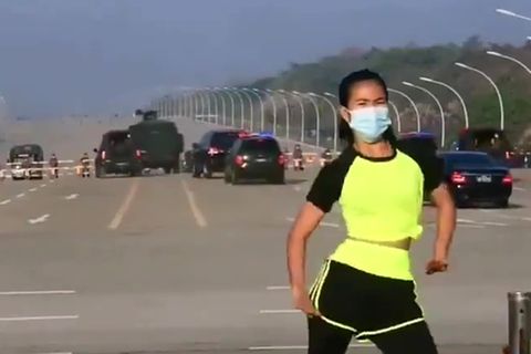 Myanmar: Frau tanzt und bekommt Militärputsch nicht mit