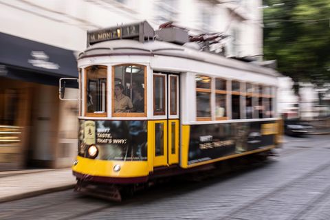 Wahrzeichen von Lissabon: die Straßenbahnlinie 12
