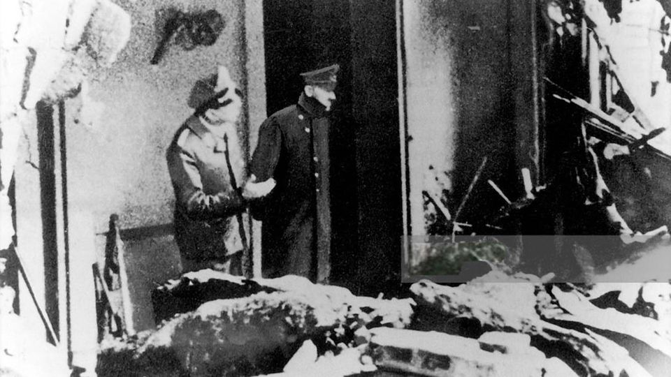 Hitler in den Trümmern der Reichskanzlei