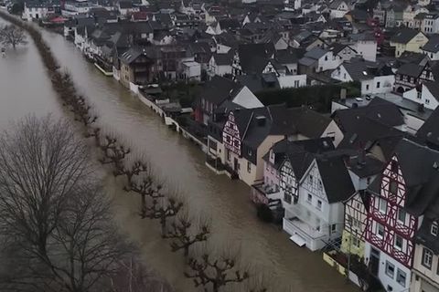 Eine Häuserzeile mit Fachwerkhäusern steht unter Wasser, weil der Rhein über die Ufer getreten ist