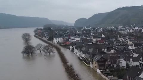 Eine Häuserzeile mit Fachwerkhäusern steht unter Wasser, weil der Rhein über die Ufer getreten ist