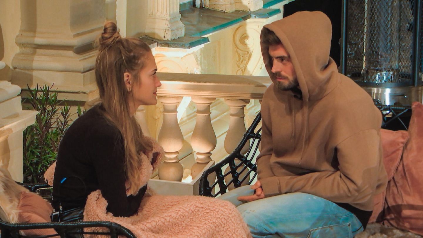 Kandidatin Mimi und Bachelor Niko unterhalten sich