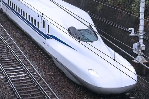 Reisen mit einer Geschwindigkeit von 4800 Kilometer pro Stunde.