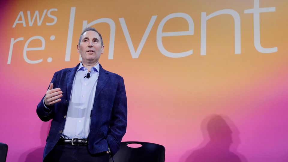 Andy Jassy abgeben, Leiter des boomenden Cloud-Geschäfts, soll Bezos' Posten als CEO übernehmen Andy Jassy abgeben, Leiter des boomenden Cloud-Geschäfts, soll Bezos' Posten als CEO übernehmen