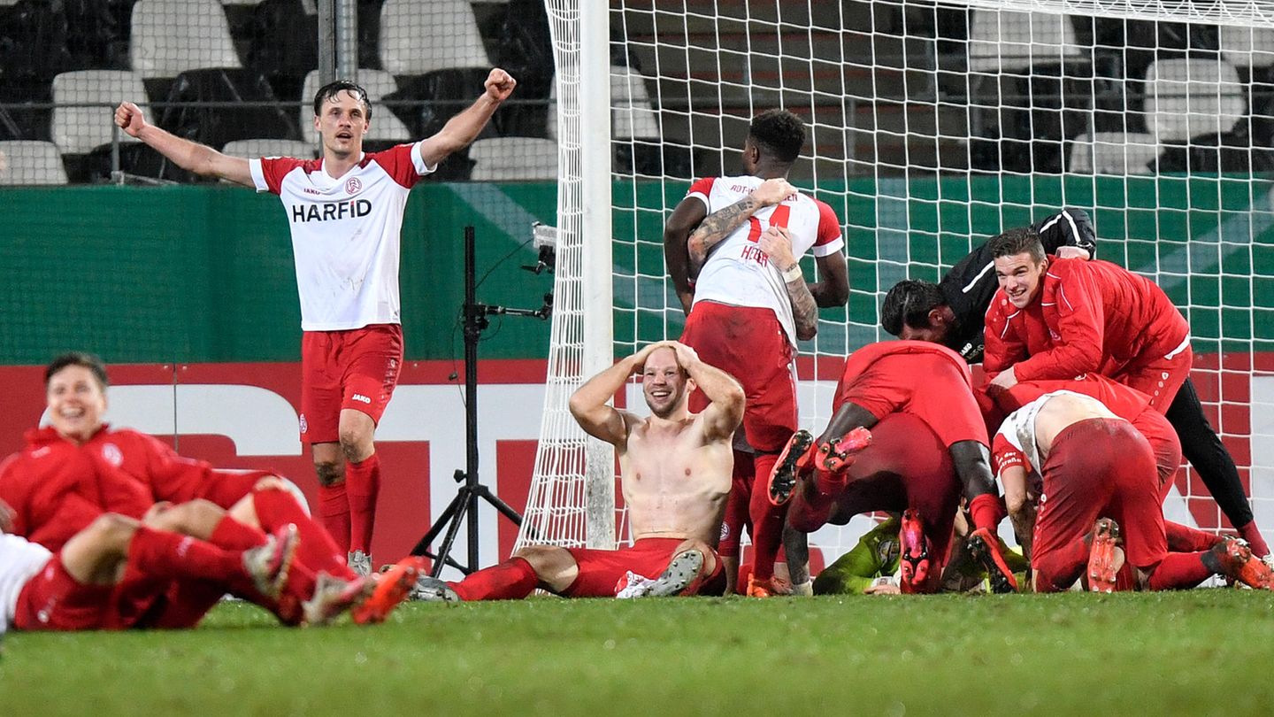 DFB-Pokal, Achtelfinale: Die Spieler von Essen jubeln nach dem Spiel
