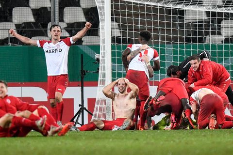 DFB-Pokal, Achtelfinale: Die Spieler von Essen jubeln nach dem Spiel