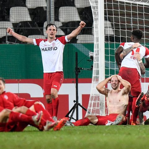DFB-Pokal, Achtelfinale: Die Spieler von Essen jubeln nach dem Spiel