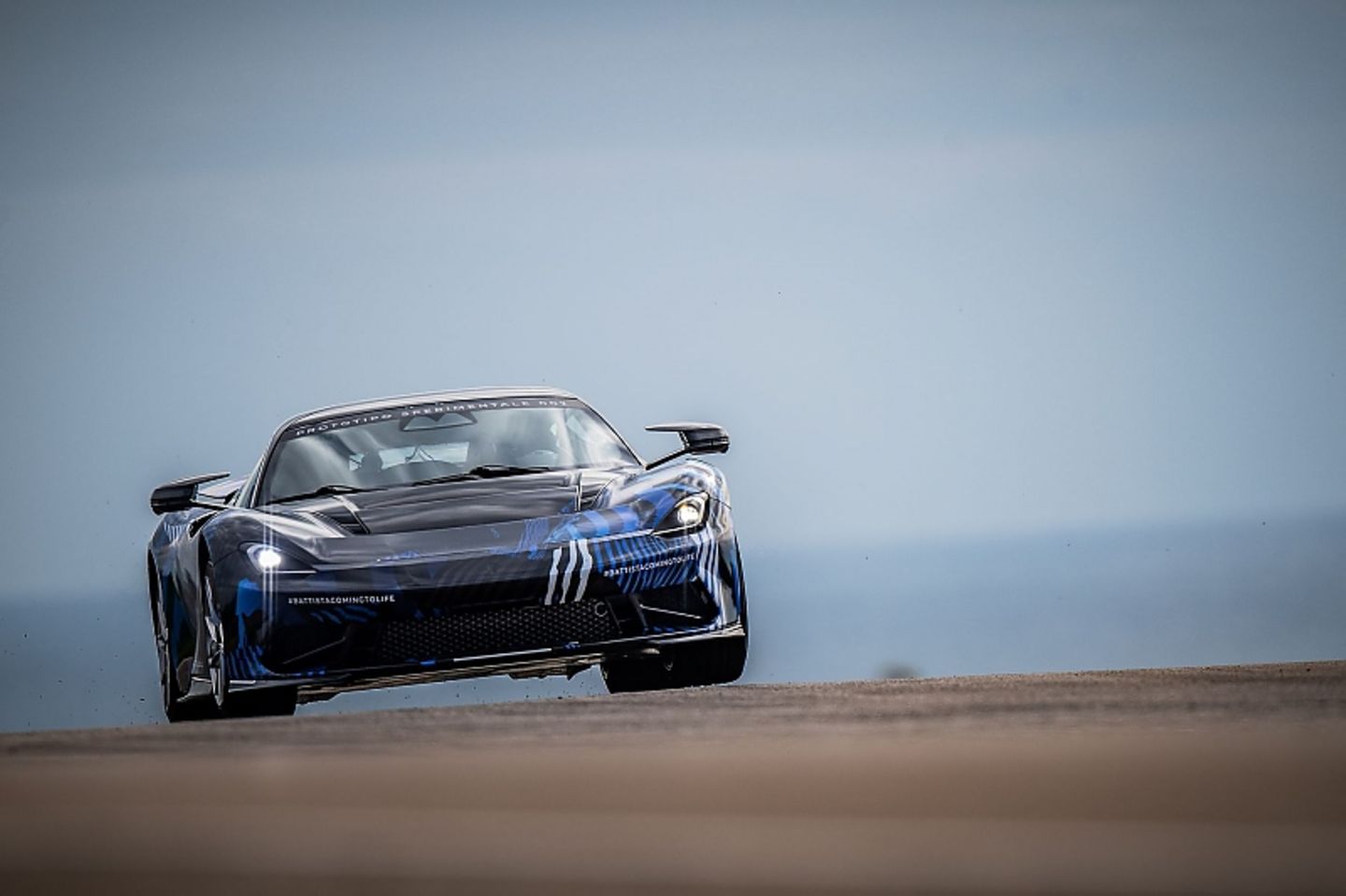 Das Carbon-Monocoque, die Batterie und das "Skateboard" stammen vom Kooperationspartner Rimac