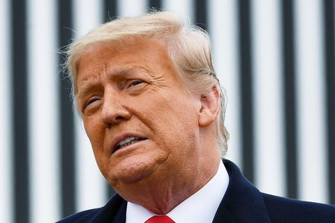 US-Präsident Donald Trump steht im Freien und legt seinen Kopf schräg