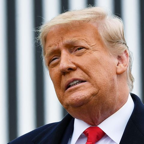 US-Präsident Donald Trump steht im Freien und legt seinen Kopf schräg