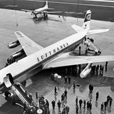 Am 2. März 1960 trifft die erste Boeing B 707-430 der Lufthansa in Hamburg ein und eröffnet damit das Düsenzeitalter im Linienverkehr.