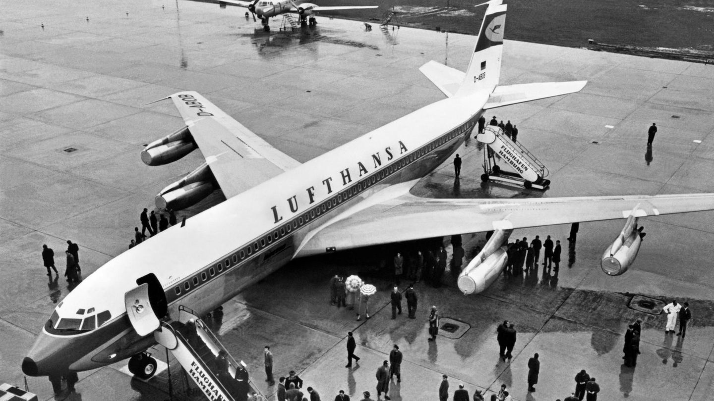 Am 2. März 1960 trifft die erste Boeing B 707-430 der Lufthansa in Hamburg ein und eröffnet damit das Düsenzeitalter im Linienverkehr.