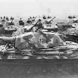 Für die Deutschen Wochenschau wurde die 503 Schwere Panzerabteilung mit ihren Panzern von Typ Tiger II aufgenommen.