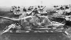 Für die Deutschen Wochenschau wurde die 503 Schwere Panzerabteilung mit ihren Panzern von Typ Tiger II aufgenommen.