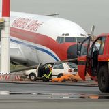 Bei diesem simulierten Unfallszenario mit einem eingeknickten Bugfahrwerk des Flugzeuges trainierten 500 Helfer den Ernstfall.