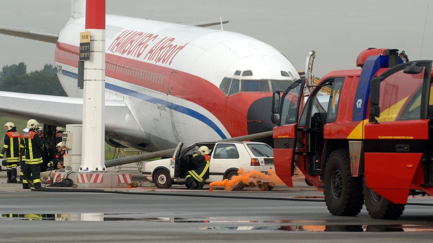 Bei diesem simulierten Unfallszenario mit einem eingeknickten Bugfahrwerk des Flugzeuges trainierten 500 Helfer den Ernstfall.