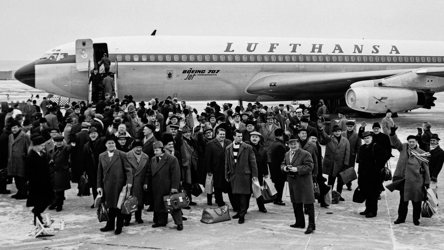Großer Bahnhof nach dem Überführungsflug von Seattle nach Hamburg. Die Boeing 707 kam ab 1960 auf den Interkontinalstrecken zum Einsatz.