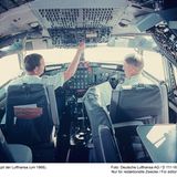 Ein Blick ins Cockpit einer Boeing 707 der Lufthansa um 1968: Rechts ist der Arbeitsplatz für den den dritten Mann im Cockpit, dem Flugingenieur.