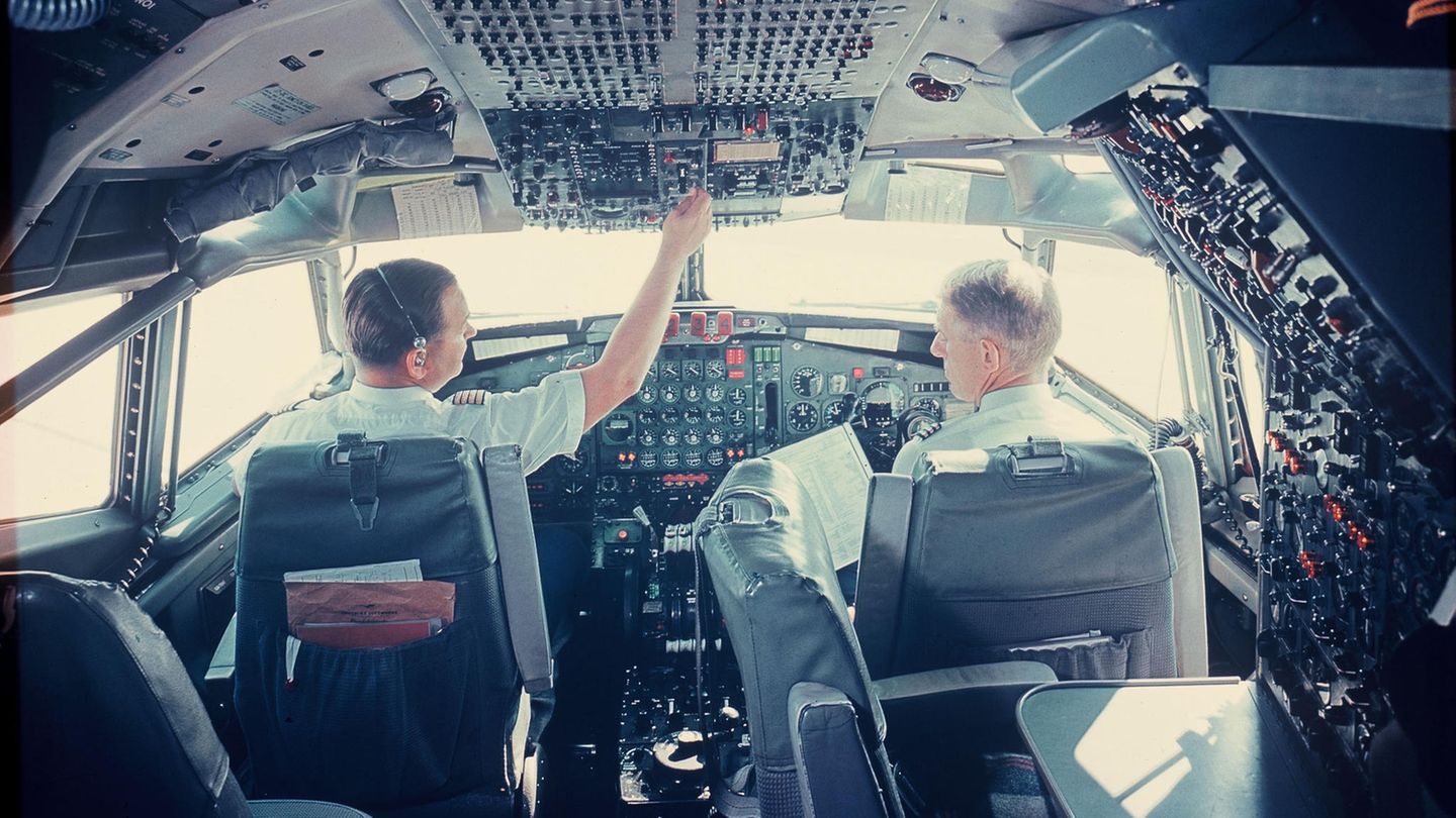 Ein Blick ins Cockpit einer Boeing 707 der Lufthansa um 1968: Rechts ist der Arbeitsplatz für den den dritten Mann im Cockpit, dem Flugingenieur.