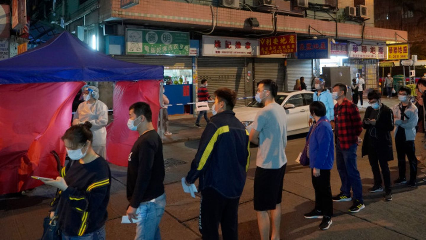 Aggressive Lockdown-Strategie: Lange Schlange vor dem temporären Testzentrum: Die Bewohner im gesperrten Bereich des Hongkonger Bezirks Sham Shui Po sind verpflichtet, über Nacht zu Hause zu bleiben, bis sie einen negativen Corona-Test vorweisen können. Lange Schlange vor dem temporären Testzentrum: Die Bewohner im gesperrten Bereich des Hongkonger Bezirks Sham Shui Po sind verpflichtet, über Nacht zu Hause zu bleiben, bis sie einen negativen Corona-Test vorweisen können.