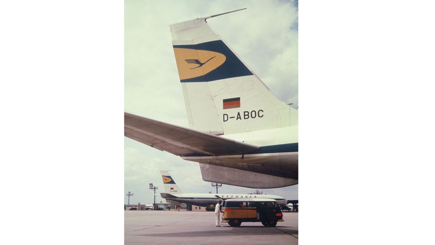 Zwei Boeing 707-430: Im Hintergrund steht die Machine mit der Kennung D-ABOD, die jetzt mit der Bezeichnung D-ABOB verschrottet werden soll.