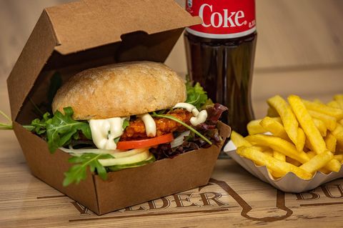 Hamburger und Pommes.