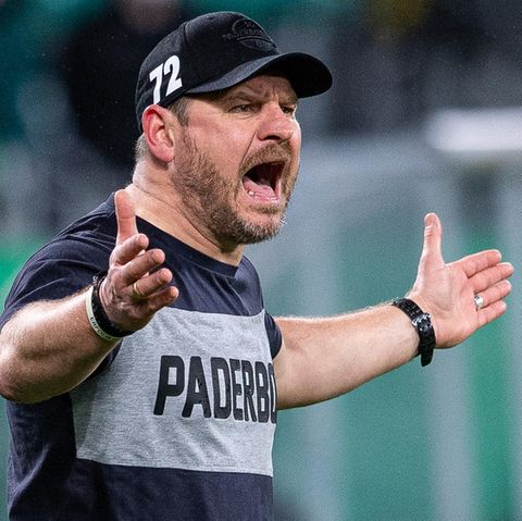 Paderborns Trainer Steffen Baumgart im T-Shirt an der Seitenlinie während des Pokalspiels gegen den BVB