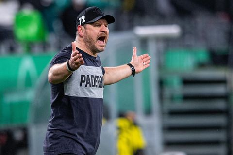 Paderborns Trainer Steffen Baumgart im T-Shirt an der Seitenlinie während des Pokalspiels gegen den BVB